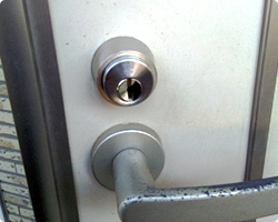 施工後の玄関扉の鍵