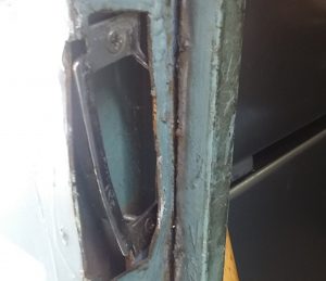 泥棒被害にあった天満橋の店舗の扉のストライク