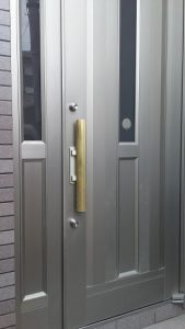 鍵が二か所ついた玄関ドア