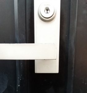 鍵交換後の玄関ドア