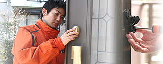 家の玄関の鍵を修理する鍵猿スタッフと窓の鍵を修理する様子